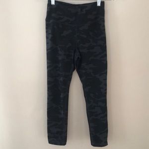 Danskin black camo capri pants